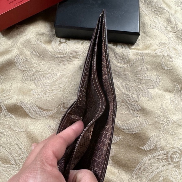 Perry Ellis Portfolio Wallet - Picture 4 of 4